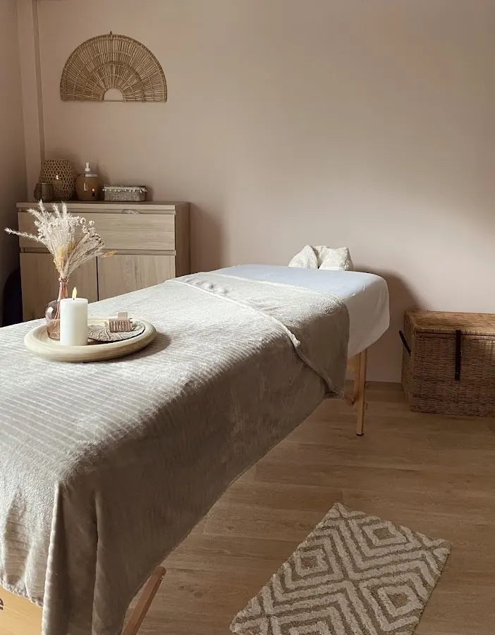 Cabine warm beige, pampas, bougie et rotin demi-lune chez Sozénitude Hennebont