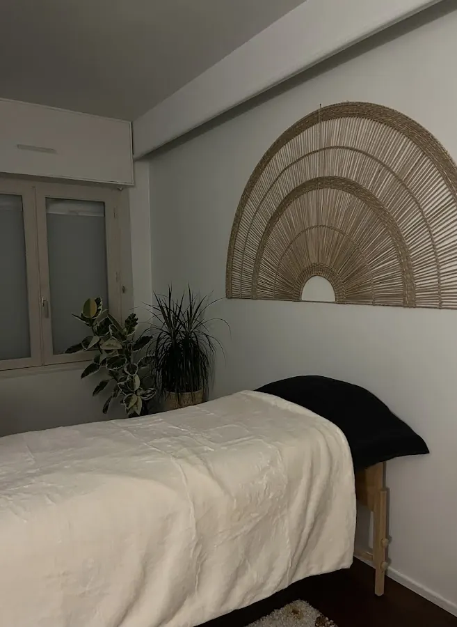 Cabine zen grise, arche en rotin naturel et plantes vertes chez Sozénitude